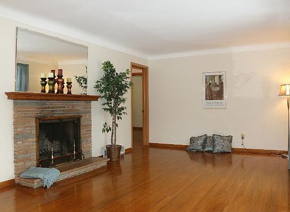 4th image of 1048 Roselawn Ave W