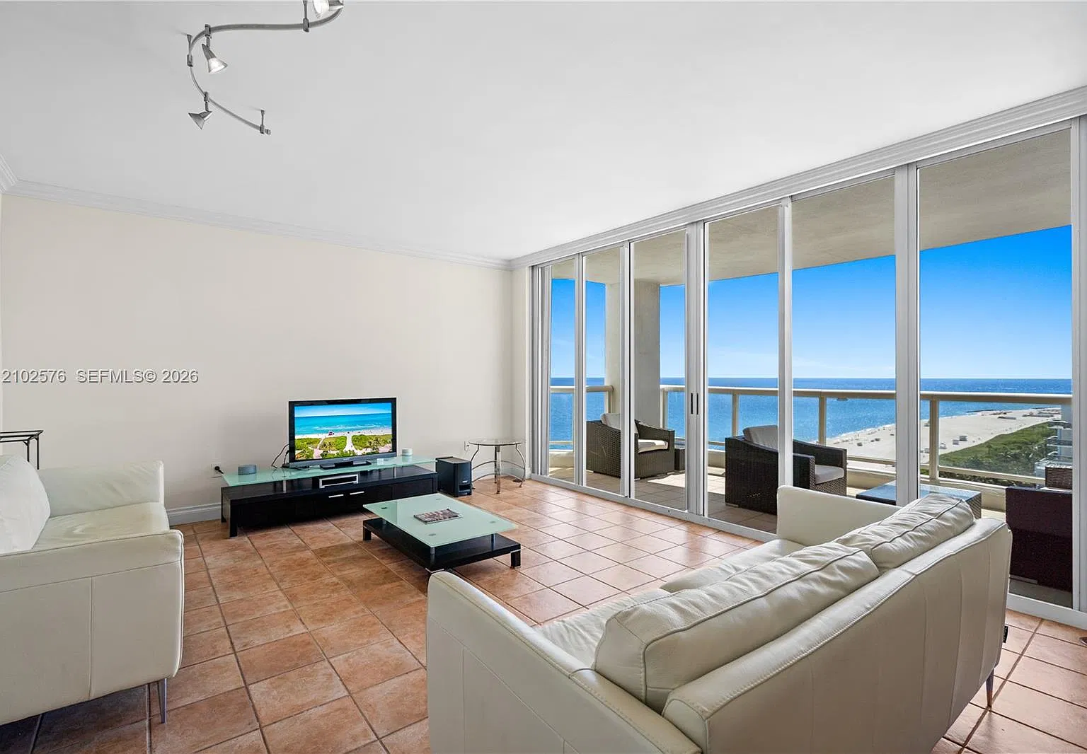 La Tour Condo — Photo 2