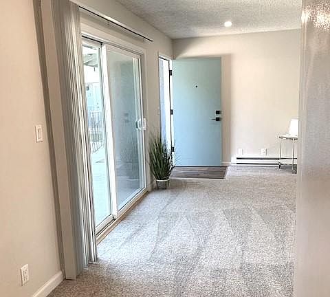 Large sliding door tours the upper walkway, great to enjoy a nice evening breeze.