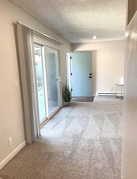 Large sliding door tours the upper walkway, great to enjoy a nice evening breeze.