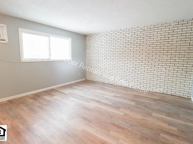 501 N Broadway St — Photo 4