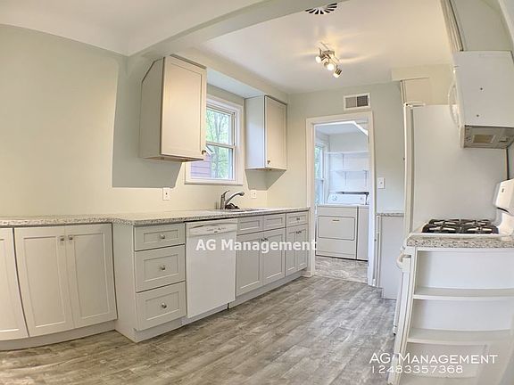 3rd image of 24300 Cloverlawn Ave