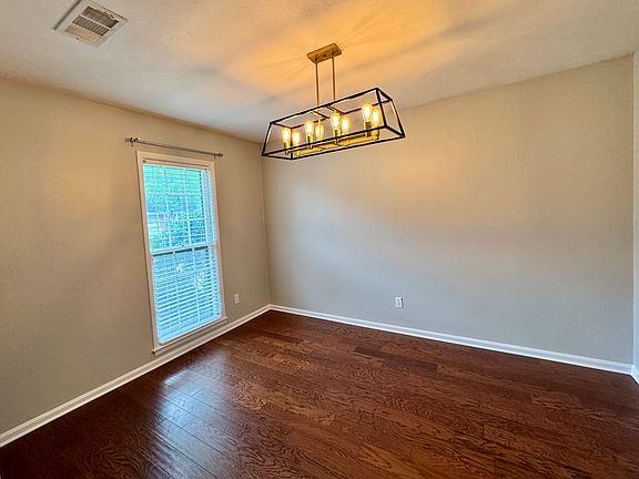 Dining Area - 9'11"x11'11"