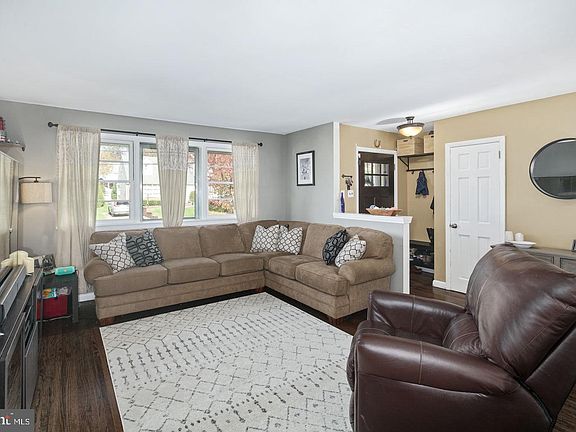 3rd image of 1048 Mansion Ave