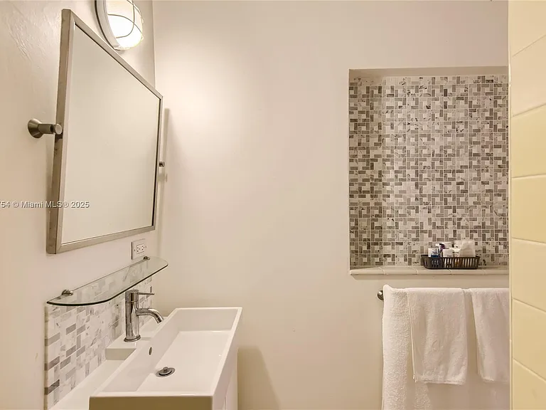 262 Bombay Ave — Photo 28