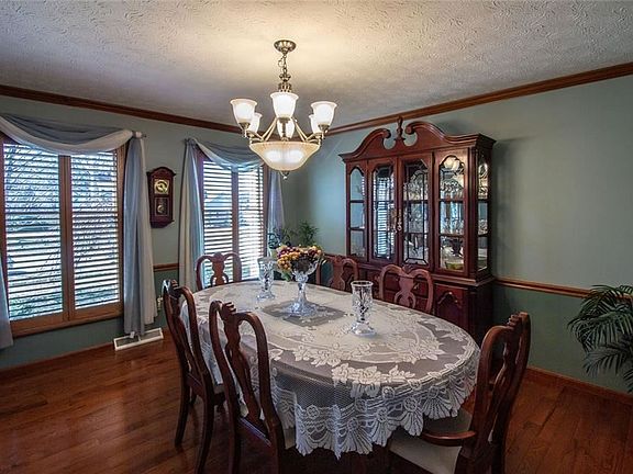 5th image of 355 Blossom Dr