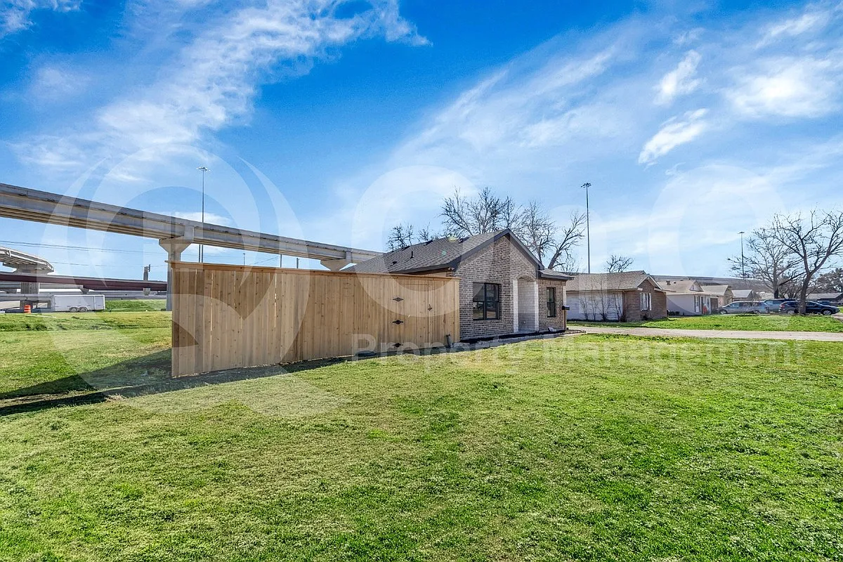 Building Photo - 2502 Rosewood Dr