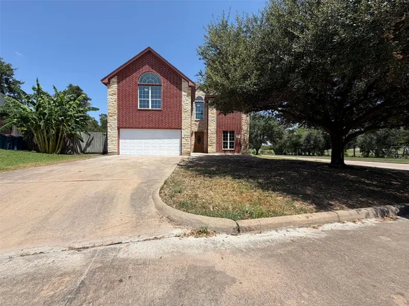 107 S Creek Dr, Bellville, TX 77418