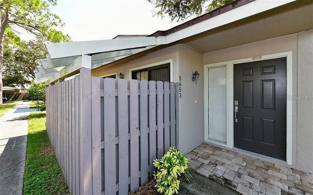 2 bed, 2.0 bath, 1100 sqft, $4,000 — Photo 1
