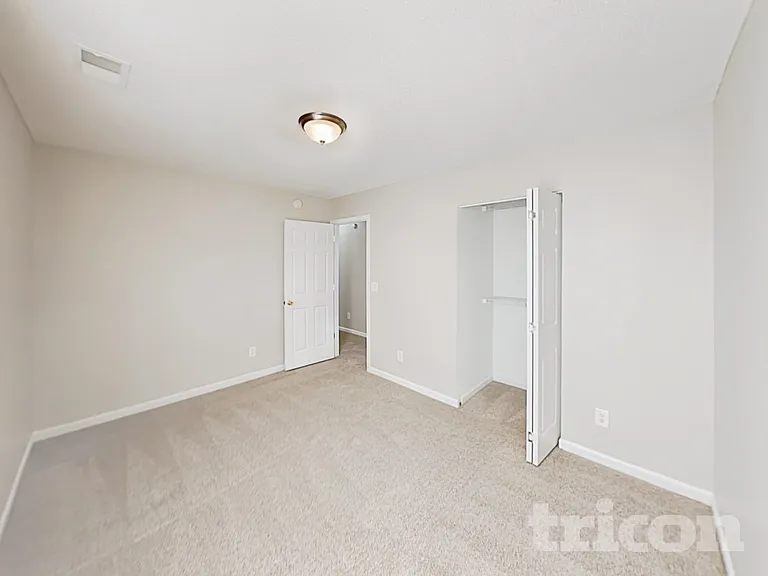 945 Schofield Ln — Photo 9