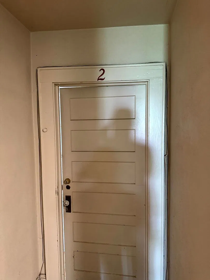 Studio Unit in the Historic Beta House near UofO Campus — Photo 3