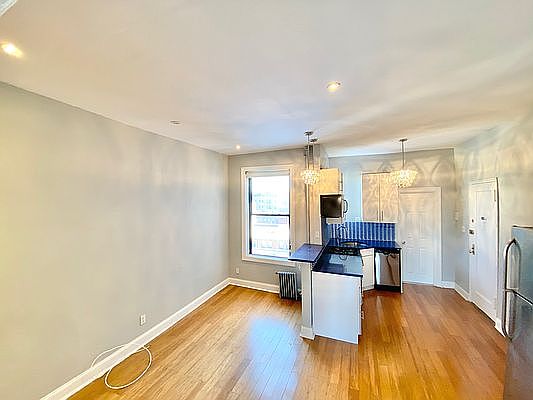 5th image of 166 W 129th St #6