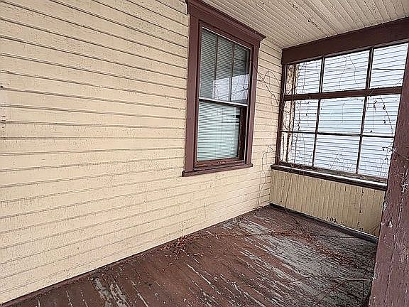 3rd image of 910 Lemon St