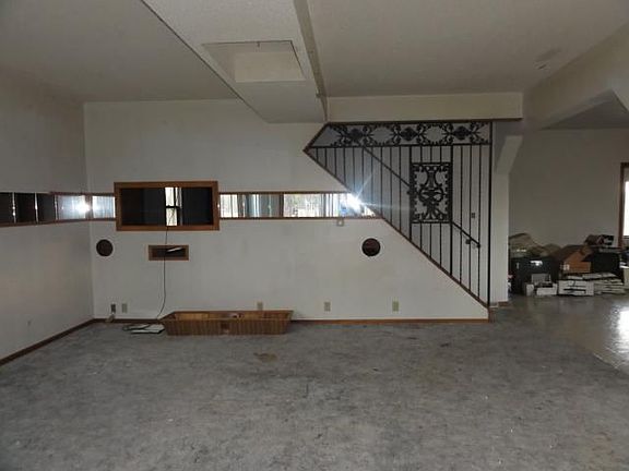 4th image of 110 E Railroad Ave