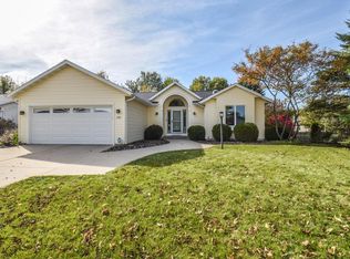 2356 Brookstone Ln, Waukesha, WI 53188
