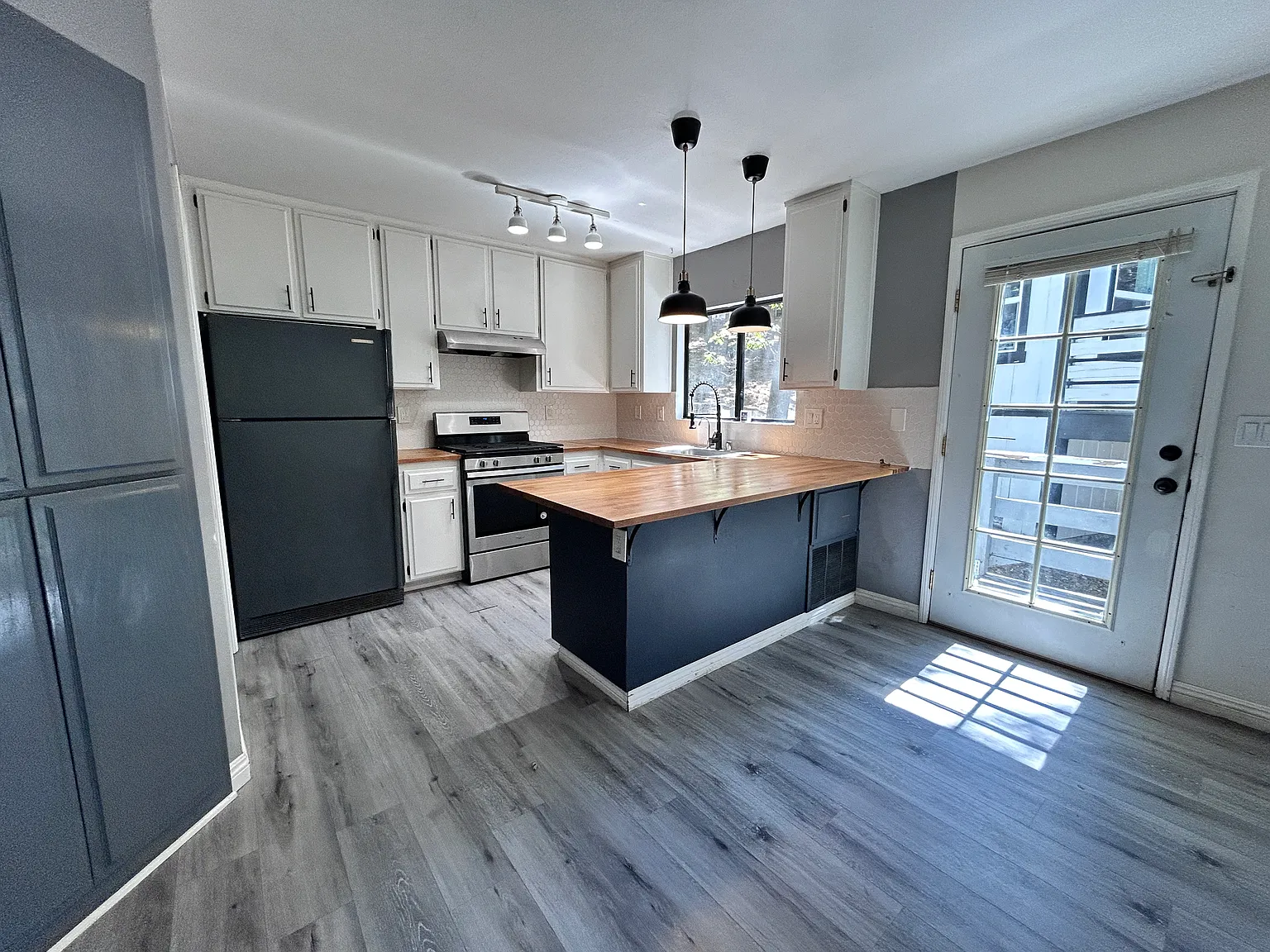 2 bed, 1.5 bath, 836 sqft, $1,695 — Photo 3