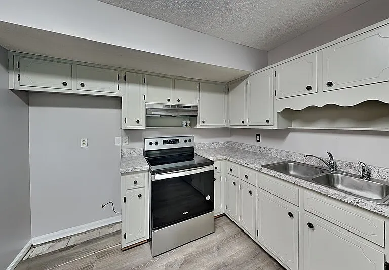 2468 Hampstead Dr — Photo 7