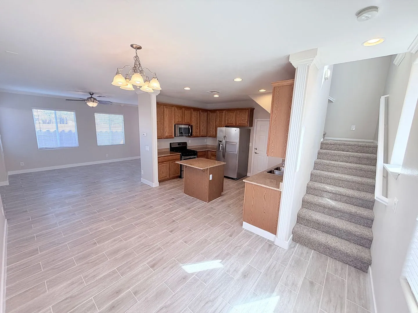 2 Story 3 bed + Loft, 2.5 Bath Home in NW — Photo 2