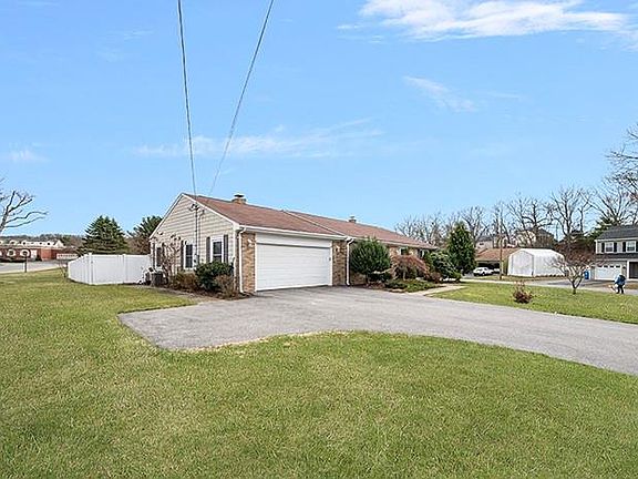 4th image of 5 Bradford Dr