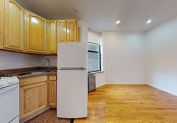 4th image of 214 E 10th St APT 14
