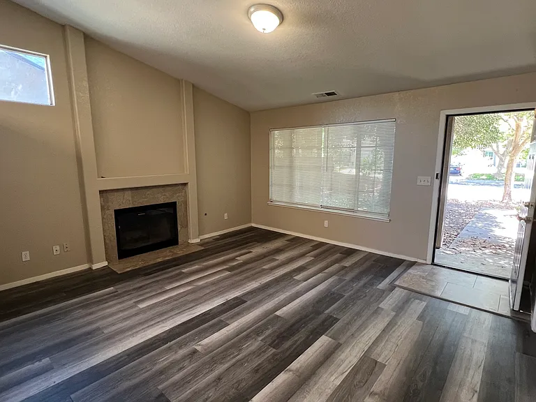 2752 Houston Ave — Photo 5