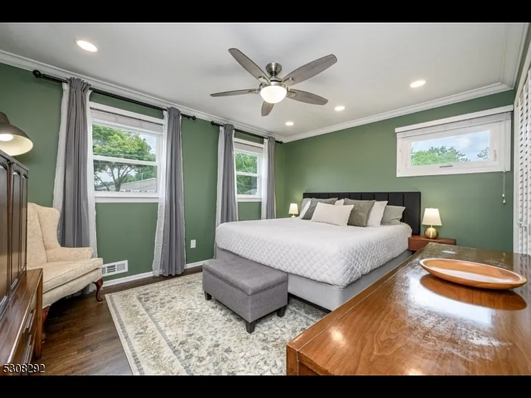 60 Kenneth Pl — Photo 8