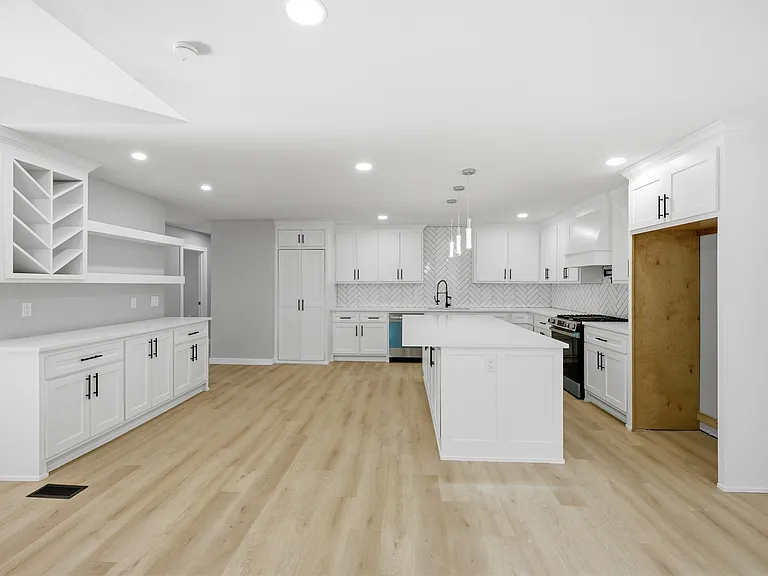 1906 N Eucalyptus Ct — Photo 11