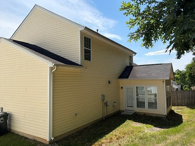 905 Woodlake Dr — Photo 3