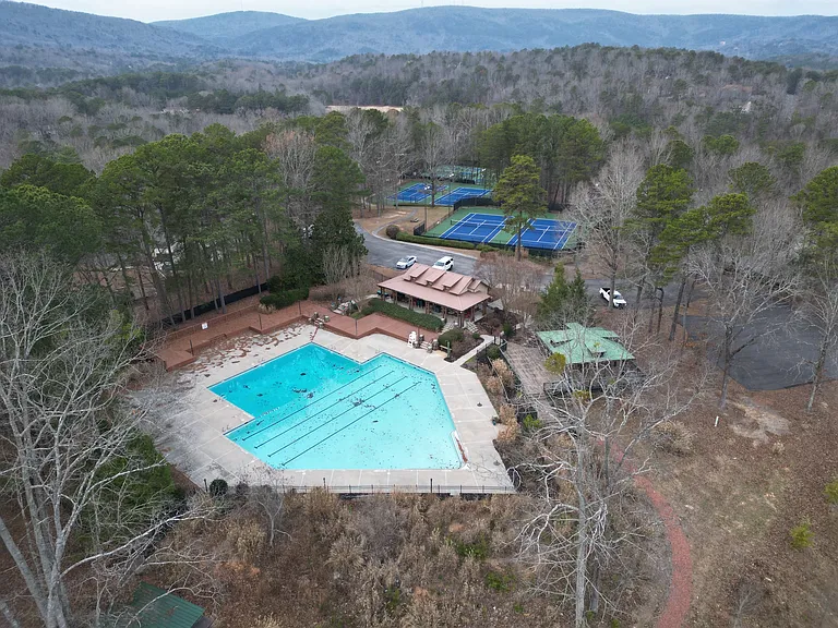 SWIMMING POOL WITH TENNIS COURTS IN COMMUNITY