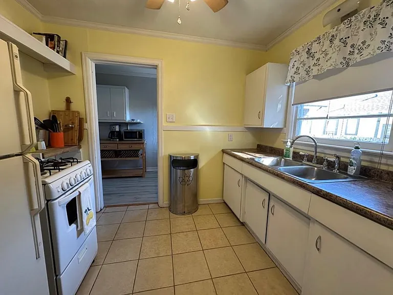 2405 Spring Hill Ave — Photo 3