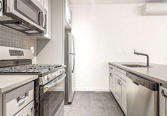 5th image of 322 E 151st St APT 3