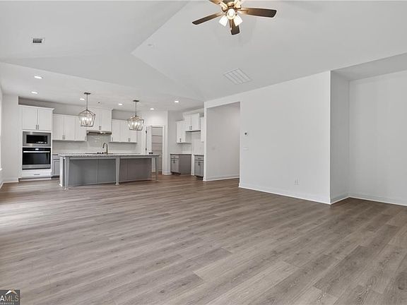 5th image of 69 Stanley Dr