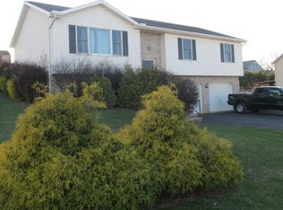 1548 Buttercup Dr, Chambersburg, PA 17202