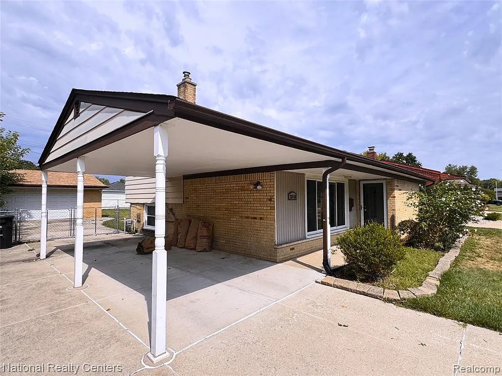 3 bed, 1.5 bath, 2171 sqft, $2,200 — Photo 2