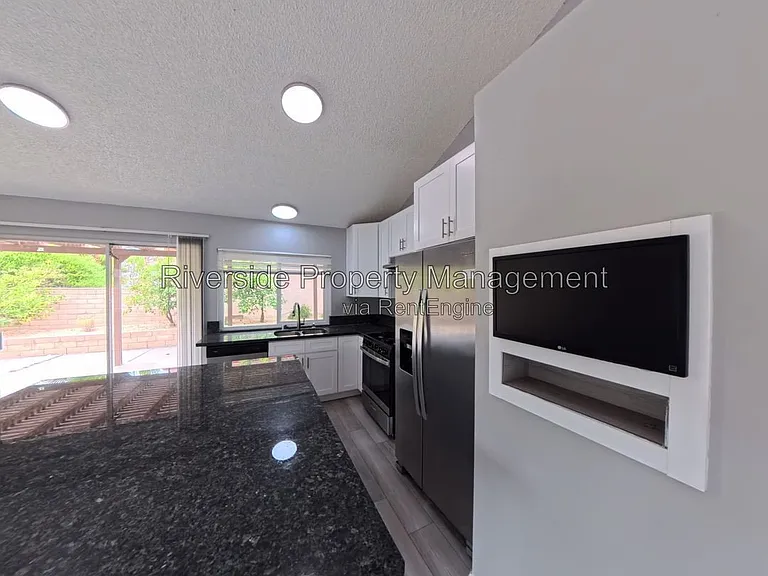 5025 Pearblossom Dr — Photo 9