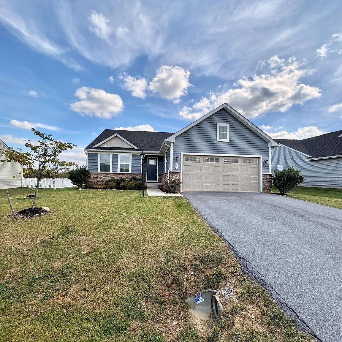 3 bed, 2.0 bath, 1576 sqft, $2,100 — Photo 1