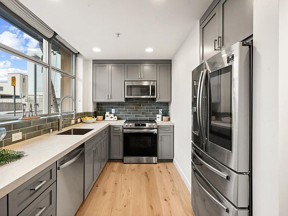 5th image of 175 W Saint James St Unit 111