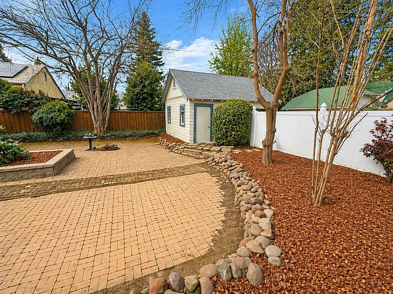 324 Mansion Ave — Photo 18