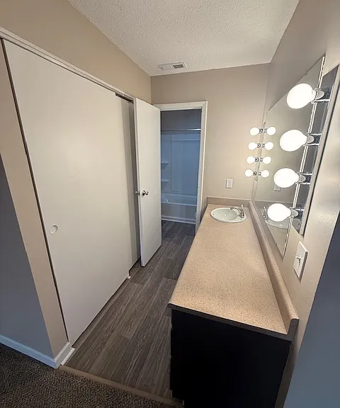 Continent French Quarter Apt — Photo 40