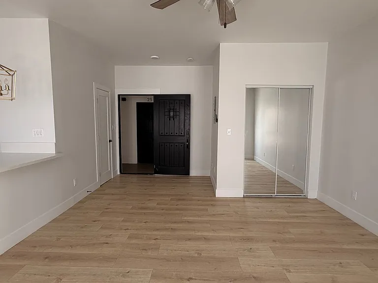 1926 N Whitley Ave — Photo 5