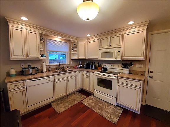 4th image of 807 Douglas Dr