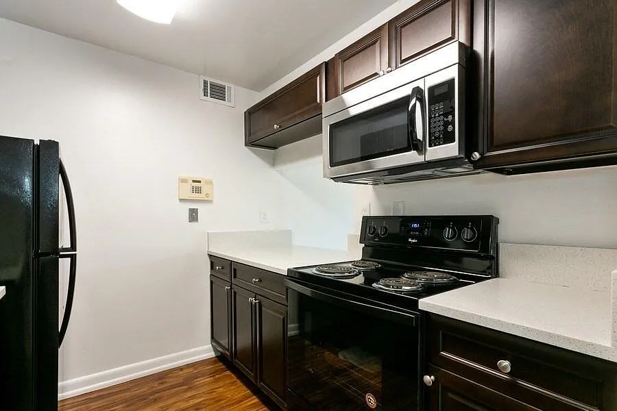 2 bed, 1.0 bath, 850 sqft, $1,800 — Photo 4