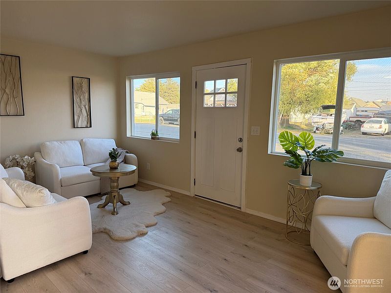5th image of 108 W Cherry Avenue W