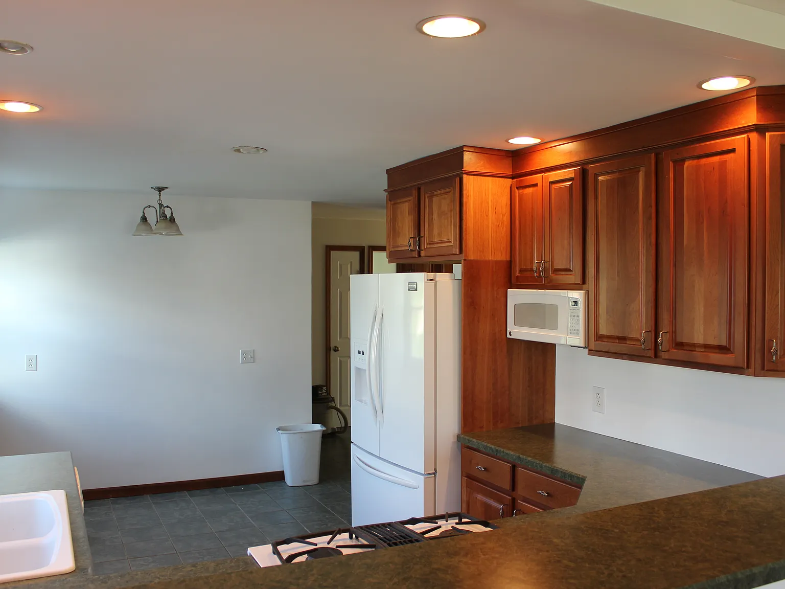 4 bed, 2200 sqft, $2,895 — Photo 4