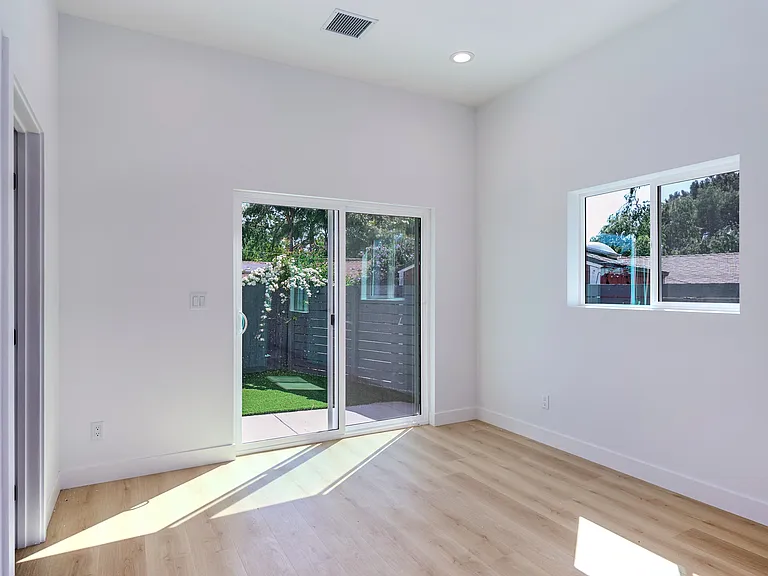 2576 Avenida De Las Plantas #B — Photo 22