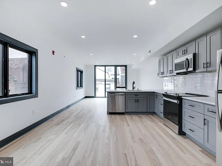 555 N Lawrence St — Photo 2