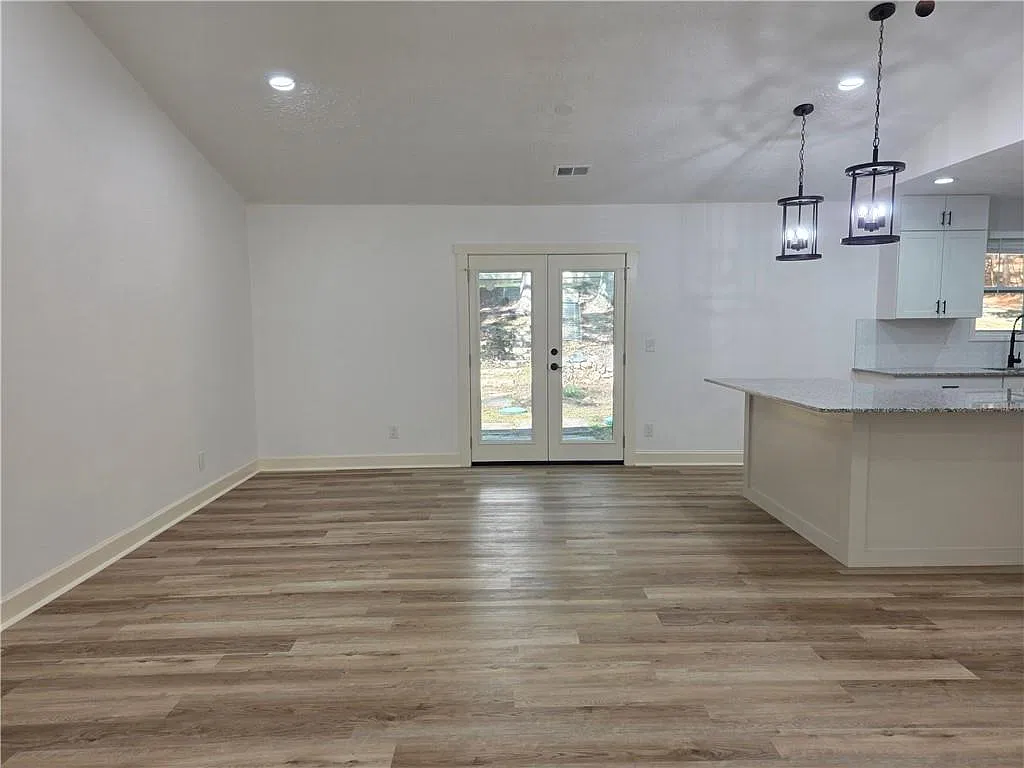 3 bed, 2.0 bath, 2280 sqft, $2,500 — Photo 3