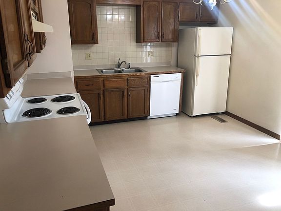 4th image of 1143 Hampton Ln #1143