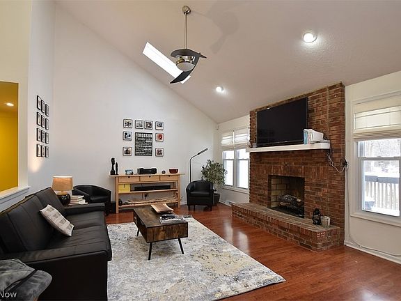 5th image of 27775 Louise Dr