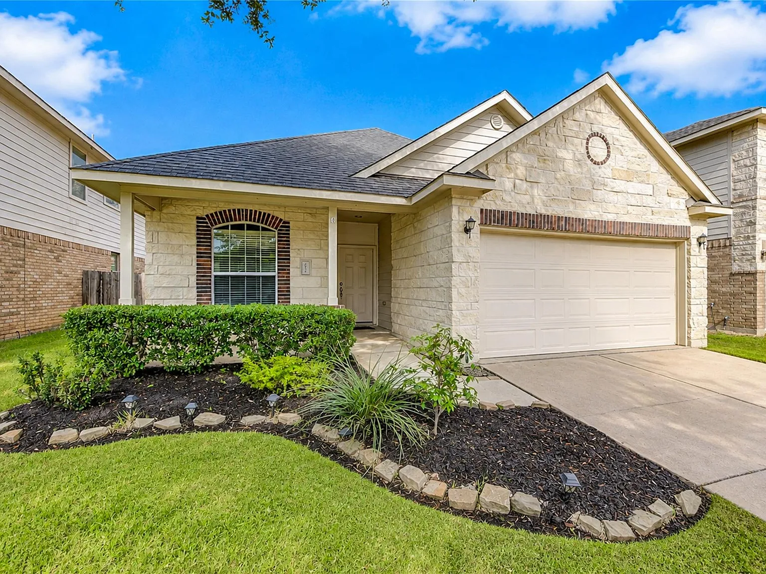 3 bed, 2.0 bath, 1583 sqft, $2,000 — Photo 1